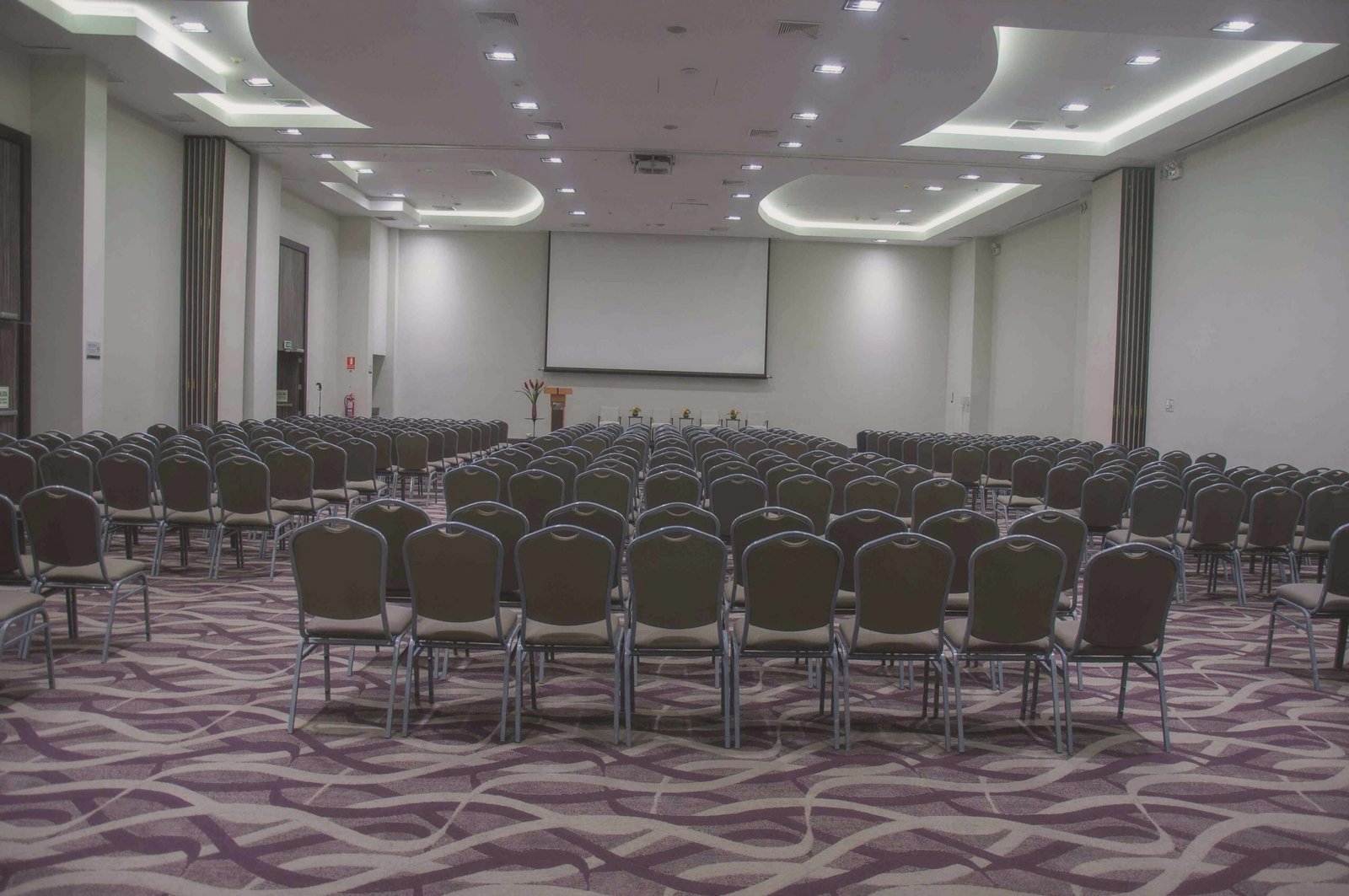 Recepción de boda en salón empresarial